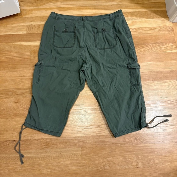 St. John’s Bay Capri Cargo Pants Green Size 18W - Picture 3 of 3